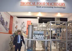 Stefano Concari zeigt die Verarbeitungsanlage der Tropical Food Machinery