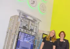 Denise Baths und Natasja Boekel zeigen ein Prototype der vertikalen Verschließmaschine