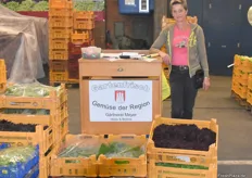 Frau Bettina Meyer der gleichnamigen Gärtnerei bewirtschaftet eine Anbaufläche von 6000m2 mit zwei Hektar Freilandgemüse. Der Gemüsebaubetrieb liefert u.a. Kerbel, Basilikum, Tomaten und bunte Salate aus eigenem Anbau und ist Mitglied der Hamburger Erzeugergemeinschaft.