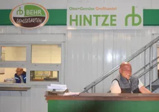 Dirk Ruthenberg ist seit kurzem der Verkaufsleiter auf dem Stand der Behr AG und Hintze GmbH. Die erste Mairüben aus lokalem Anbau sind diese Woche eingetroffen. Nächste Woche erden voraussichtlich die erste deutsche Eissalate vermarktet, teilt er mit.
