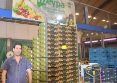 Ahmet Mercan auf dem Stand der Meypa GmbH: Auch hier sind Wassermelonen aktuell der Renner. Das Unternehmen bezieht ihre Ware u.a. aus dem Nahen Osten (Iran) und Marokko. Ab der ersten Juniwoche werden auch die erste italienischen Melonen erwartet, etwas früher als im Vorjahr.