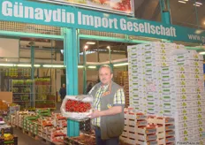 Fikret Günaydin der gleichnamigen Handelsgesellschaft: die Firma verhandelt u.a. ganzjährig Spitzpaprika aus türkischem Anbau. Auch Granatäpfel, Süßkirschen und die exklusive Kirkagac-Melone werden aus der Türkei bezogen und sowohl auf dem Großmarktstand als auch im Ausliefergeschäft vermarktet.