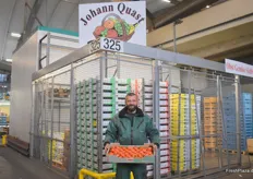 Ein Mitarbeiter der Johann Quast Fruchthandelsgesellschaft auf dem Verkaufsstand.