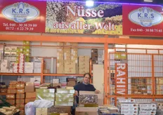 Herr Rahimi der K.R.S. Fruchthandel GmbH ist spezialisiert auf Nüsse, Feigen und Datteln, u.a. aus dem Nahen Osten.