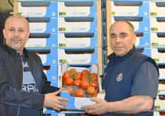 Geschäftsführer Mehmet Celebi und ein Mitarbeiter zeiugen ihre frischen Tomaten.