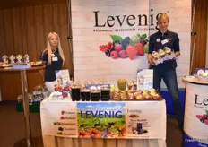 Julia Jeliferenko und Stephanie Hahne versorgen eine Verkostung aus dem reichlichen Beerenobst-Sortiment der Levenig GmbH.