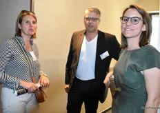 Michael Ternes der Edeka Handelsgesellschaft im Gespräch mit den französischen Kollegen der Firma Florette (Schnittsalate uvm) Valerie Henras (links) und Rachel Billard.