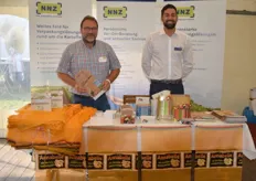 Hartmut Fortkort und Robin Frederic Wolf am Stand der NNZ Verpackungszentrale. Im Bereich der Kartoffeln versucht die Firma immer mehr nachhaltige Papiersacke und Kartonnagen am Markt zu platzieren.