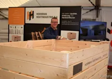 Robert Helder des niederlandischen Unternehmens Hoekman Houtindustrie zeigt eine Kartoffelkiste aus hochwertigem Holz fur die Einlagerung. Holzkisten haben die Zukunft, auch im Kartoffelsektor, sagt er. Er spurt ein grosses Potenzial in Deutschland und hat bereits viele Kunden in NRW.