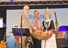 Die Bekrönung einer Erfolgsgeschichte: Herr Hans-Herbert zum Felde, Frau Barbara Otte-Kinast und die Altländer Blüteköningin auf der Bühne