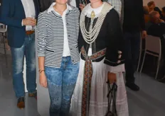 Raika Christin Stresska (rechts) ist die diesjährige Altländer Blütenkönigin