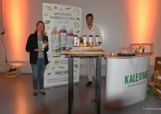 Annemarie Heyl und Konstantin Timm des Startup- Unternehmens Kale&Me. Die neue Firma hat kürzlich zusammen mit Traditionsunternehmen Elbe-Obst Fruchtverarbeitung GmbH ein Joint Venture gegründet und verfügt aufgrund dessen über die Produktionshalle in Hornburg wo kaltgepresste Säfte hergestellt werden.