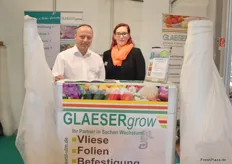 Michael Hinschelmann und Jessica Bailer der Firma Glaeser Grow. Das Unternehmen liefert Folientunnel für den geschutzten Anbau u.a. von Erdbeeren. Das neueste Spitzenprodukt im Katalaog sind die Greentex-Wollrasen die seit ca. einem Jahr erhältlich sind.