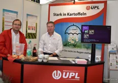 An Stand der Firma UPL: Dr Michael Krajewsku und Herr Große Bley. Das Unternehmen vertreibt eine Vielzahl an Dünge und Pflanzenschutzmitteln.