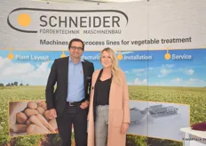 Alexander Rapp und Julia Henschel von Scheider Fördertechnik. Die Firma liefert hauptsächlich Komplettlösungen für die vollständige Aufbereitung von Kartoffeln, Karotten und sonstigem Wurzel- und Knollengemüse. Die neueste Maschine ist eine hochwertige Waschanlage für u.a. Kartoffeln.