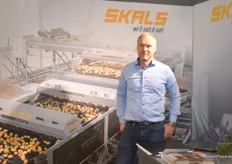 Sören Lund Madsen des Machinenlieferanten SKAL aus Dänemark liefert Wasch- und Sortieranlagen für den Kartoffelsektor. Neulich wurde u.a. eine Komplettlösung bei einem Saatgutlieferanten in Lüneburg eingebaut.