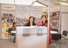 Auf dem Stand der chinesischen Branchedelegation. Frau Min Zhang (links) ist die deutschsprachige Ansprechpartnerin des Teams und kündigte die nächste Ausgabe der China Potato Expo 2019 an. Die Kartoffelbranche in China wächst in rasantem Tempo, sagte die Marketingleiterin.