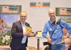Jaap Delleman und Leo Hanse des niederländischen Fachmagazines Aardappelwereld. Die Redaktionsleitung war präsent um das nagelneue Kartoffelhandbuch zu promoten.
