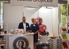Tomasz Surminski und Magfalena Wrotek-Figarska promoten die Apfelmarke Jablka Grójeckie aus Polnischem Anbau.