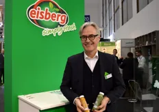 Christian Guggisberg, der CEO der Eisberg Gruppe, zeigt die neue Produktlinie von HPP-Smoothies. Geschmacksrichtungen sind unteranderem Tropica, Chia und Green Veggie.