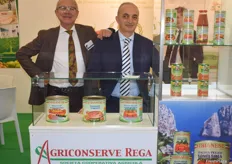 Peter van den Broek und Grazio Rega am Stand der Agroconserve Rega.  Das Unternehmen aus Süd-Italien vermarktet Tomaten-Konserven ohne Zusatzstoffe. Bis zu 70 Prozent der gesamten Produktion geht in den Export, u.a. nach USA, Japan und Asien.