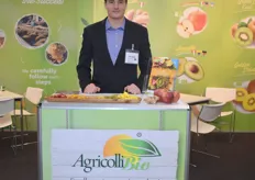 Maximilian Feulner am Stand der Firma AgroColli Bio. Das Unternehmen stellte u.a. ihre Produktlinie für Trockenfrüchte vor.