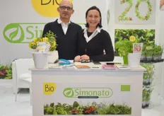 Carlo Simonato und Rosanna Bertoldin am Stand von Bio Simonato. Die Bio-Kräuter des Unternehmens werden seit kurzem in einer komplett neuen Verpackung unter dem Namen BioKepos3 angeboten. Das bisherige Feedback ist erfreulich, heißt es.
