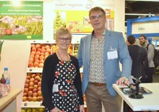 Ciska und Wim Stoker führen den gleichnamigen, niederländischen Anbau- und Handelsbetrieb. Außer Kernobst liefert das Unternehmen saisonal auch Zwetschgen in Bioqualität.