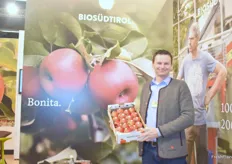 Werner Castiglio am Stand der Genossenschaft Bio-Südtirol. Der Biomarkt habe als Vorteil dass er nicht so preissensibel und gleichmäßiger ist wie der konventionelle Handel. Auch außerhalb Europas wächst das Interesse für die südtiroler Bio-Äpfel jetzt langsam, heißt es weiter. Währenddessen ist man noch immer auf der Suche nach neuen, lagerfähigen Sorten wie Natyra und Bonita.