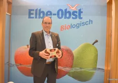 Frank Döscher der Elbe-Obst Vertriebsgesellschaft zeigt die Bio-Äpfel aus dem Alten Land. Die Handelsgesellschaft setzt aktuell sehr stark auf nachhaltige Verpackungskonzepte.