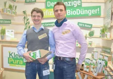 Simon Scheffler und Torsten Mick sind die Gesichter hinter dem neuen Bio-Dünger Klee Pura. Das Düngemittel wurde in Zusammenarbeit mit der Uni Dresden entwickelt und eignet sich sowohl für den Erwerbsanbau als auch für Hobbygärtner. Zur letztendlichen Vermarktung des Düngers wurde eine neue Firma namens Grüner Dünger GmbH gegründet. Seit letztem Jahr ist der Dünger auf dem Markt erhältlich.