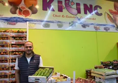 Mustafa Kilinc am gleichnamigen Großmarktsstand. Er zeigt die ersten grünen Pflaumen aus Italien, diese seien sehr weich und für 4-5 Monate im Sortiment des Händlers.