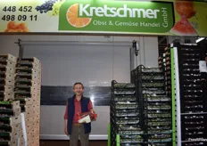 Dogan Metin am Stand der Kretschmer Obst & Gemüse Handel GmbH. Die Firma bezieht ihre Waren vorwiegend aus Spanien, Italien, den Niederlanden, Belgien und der Türkei. Besonders gut laufen derzeit bei schönem Wetter Kirschen und Wassermelonen.