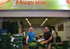Kai Sauer und Thomas Reitmeier am Stand des Augustin Gemüsehandels. Derzeit treffen die ersten deutschen Bündelkarotten aus der Pfalz ein.