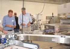 Andre Rinne (Boss Vakuum) und Gerrit Tijhoff (ProSeal) bereiten die Maschinen-Demonstration vor.