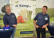 Hans van der Goor und John Gielen vom Jungpflanzenvertrieb De Kemp sind gerade dabei einige neue Sorten für den Erdbeersektor zu entwickeln. Die derzeit namenlose Züchtungen 1604 und 1711 sollen innerhalb von zwei Jahren auf den Markt gebracht werden, berichtet man.