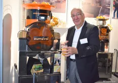 Fresh Cup GmbH ist der deutsche Vertriebspartner des spanischen Unternehmens Zumoval. Franz Weber präsentierte hier die bereits bewährte Saftpresse für Orangen. Die Firma liefert bereits eine zweite Anlage zur schnellen, effizienten Verarbeitung von Ananas. Die führenden deutschen LEH-Ketten haben bereits ihr Interesse für dieses Verfahren geäußert.  