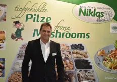Uwe Niklas ist der engagierte Geschäftsführer des bayerischen Unternehmens Niklas Pilze und Waldfrüchte GmbH. Er stellte zum 10. Mal auf der Anuga aus. Frischerzeugnisse umfassen etwa 40-50% des gesamten Produktangebots, bis zu 10 % ist Trockenware, der Rest ist TK-Kost. "Vor allem im TK-Bereich wird derzeit viel investiert", skizziert er die aktuellen Entwicklungen.