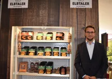Seit Januar 2019 gibt es die Elbtaler GmbH, eine eigenständige Firma für Convenience-Kartoffeln. Auf dem Bild präsentiert Lukas Schäper einen Auszug aus dem breit gefächerten Sortiment. 