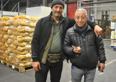 Auf dem Großmarkt werden Freundschaften fürs Leben geknüpft: Rechts auf dem Bild Herr Arslan, Senior-Chef des Aysa Lebensmittel Großhandels. Links der regionale Gärtner Nebil Kurt, der ab 2020 einen Stand betreiben wird.