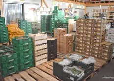 Die Frischeabteilung des Naturkost Kontors: Das Unternehmen bietet seiner Kundschaft eine reiche Auswahl an Molkerei, Obst- und Gemüse und weiteren Artikeln in Bioqualität. 