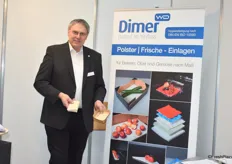 Armin Dannenberger von der W.Dimer GmbH: Das Unternehmen präsentierte die neu entwickelten DIMER Saugeinlagen ecoline aus nachwachsenden Rohstoffen.