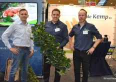 Das Team von de Kemp BV, Jungpflanzenvertrieb aus den Niederlanden. Darek Bujak, Paut Litjens und Nils Reinders. Gezeigt werden Pflanzen der neuen Erdbeersorte 17-11, welche von 25 Sortenproben in Polen die besten Ergebnisse verzeichnet hat.