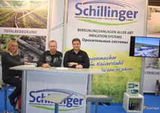 Denis Nitsch von Schillinger Beregnungsanlagen im Gespräch mit zwei Kunden. 