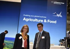 Thorsten Braun und Dorothea von Boxberg sind Vorstandsmitglied der Lufthansa Cargo AG. Die Fluggesellschaft bringt jährlich tonnenweise Flugobst nach Deutschland und West-Europa (u.a. Flugmangos, Papayas und weitere Tropenfrüchte).