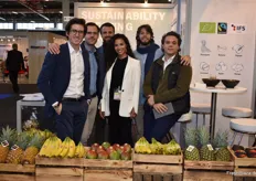 Die NFG New Fruit Group GmbH ist ein Berliner Fruchtkonzern mit dem Schwerpunkt auf Übersee-Produkte. Seit diesem Jahr liefert das Unternehmen bio-fairtrade Mangos und Ananas, so Nikolaus Widmann (äußerst links).
