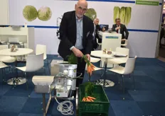 Franz Sroka von Srotec GmbH demonstriert das neue Bindeverfahren für Bundmöhren. Die Lösung garantiert eine problemlose Bündlung von Gemüse in schmutzbelasteter Umgebung. 