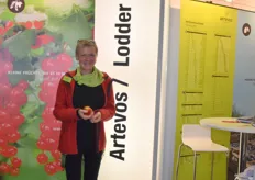 Sabine Fey ist Geschäftsführerin der Artevos GmbH mit Sitz im Bodenseegebiet. Das Unternehmen entwickelt neue, innovative Obstsorten, hauptsächlich für die Direktvermarktung. "Ich sehe vor allem bei den Äpfeln eine klare Tendenz hin zu resistenten Sorten, wie bspw. Karneval und Allegro. Eine neue Apfelsorte mit hohem Potenzial ist die Mariella, eine spätreife Sorte welche ab Oktober in den Ertrag kommt." Ansonsten ist die Artevos GmbH stark in den Bereichen Stein- und Beerenobst. 