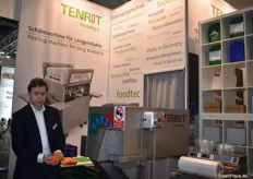 Carl-Philipp Tenge-Rietberg von Tenrit Foodtec zeigt die neue Schälmaschine für Babykarotten. Die Minimöhren können mit Grün verarbeitet werden und die Maschine verarbeitet bis zu 4.000 Stück pro Stunde. Zudem präsentierte das Unternehmen eine Multi-Scheiben Schälmaschine für Knollengemüse. 