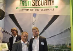 Rupert Matzer und Christian Wolf repräsentieren Fruit Security GmbH. Die österreichische Firma hat neulich ein innovatives Käfigsystem für Stein- und Kernobstkulturen auf den Markt gebracht. Die aus PE-HD hergestellte Lösung ist 100% wartungsfrei und schützt die Obstanlagen für Insekte wie die marmorierte Baumwanze. 